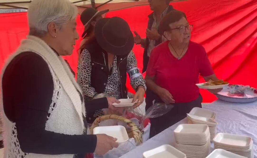 Regalan tacos de canasta en el Zócalo para celebrar el cumpleaños 70 del Presidente de la República, Andrés Manuel López Obrador. Foto: Yalina Ruiz/EL UNIVERSAL