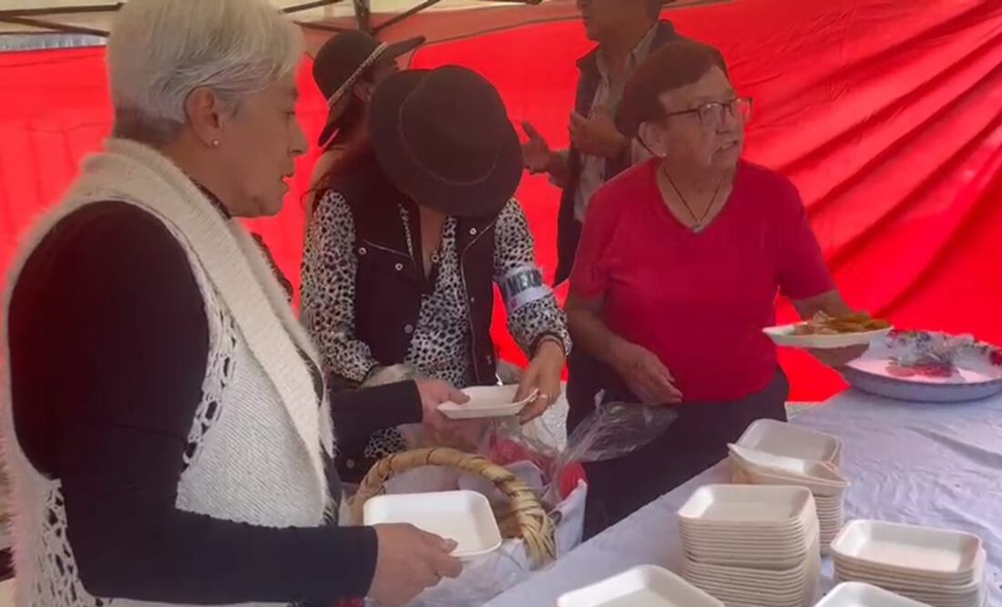 Regalan tacos de canasta en el Zócalo para celebrar el cumpleaños 70 del Presidente de la República, Andrés Manuel López Obrador. Foto: Yalina Ruiz/EL UNIVERSAL