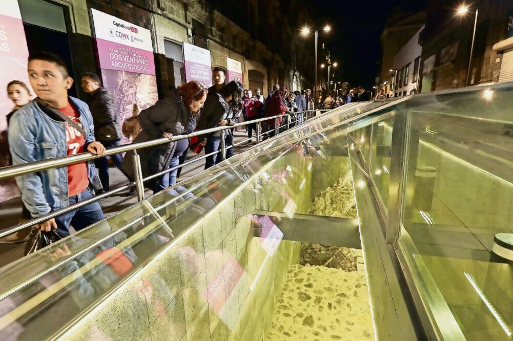 Este paso estuvo cerrado desde hace años por trabajos de excavación. Anoche las autoridades capitalinas abrieron el paso al público en general. (FOTO: CHRISTOPHER ROGEL. EL UNIVERSAL)