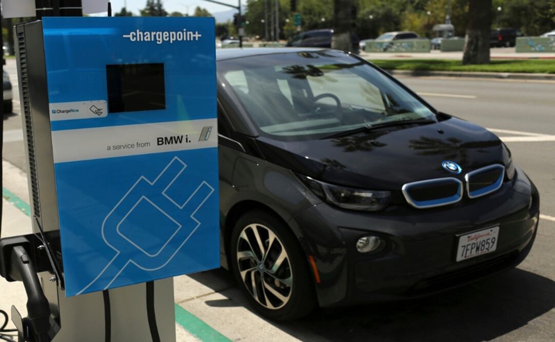 A BMW i3 electric car and charger are pictured – Photo: Robert Galbraith/REUTERS