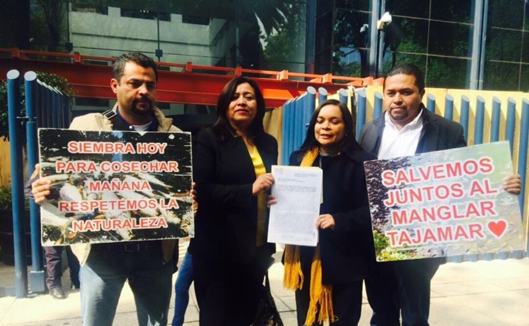 Manifestantes y miembros del PRD afuera de las oficinas de la PGR (Foto: Carina García / El Universal)