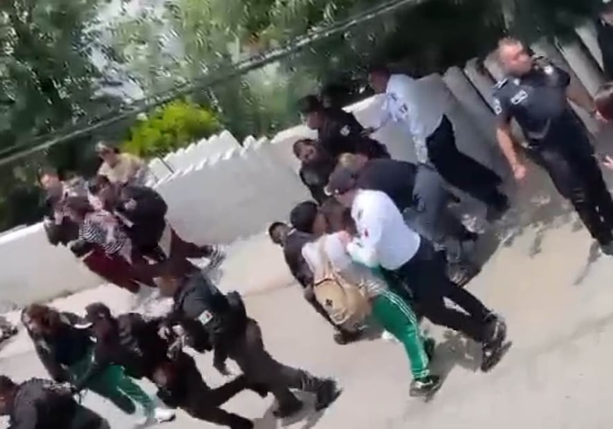 Varios alumnos, en su mayoría menores de edad, fueron sometidos por elementos de seguridad. Foto: Especial