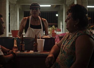 "Muxes" retrata fielmente a la comunidad, y no como "relleno, bulto, burla o comedia"