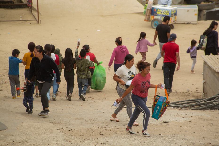 Migrantes en albergue Embajadores de Jesús preparandose con insumos para huracán Hilary - 19 agosto 2023, Tijuana, BC México. Foto: Aimee Melo/EL UNIVERSAL