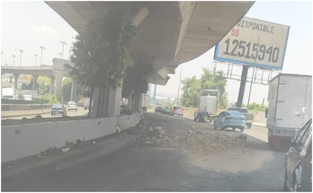 Un camión que transportaba arena tiró una parte de la carga ocasionando una larga fila de vehículos. Foto: Especial