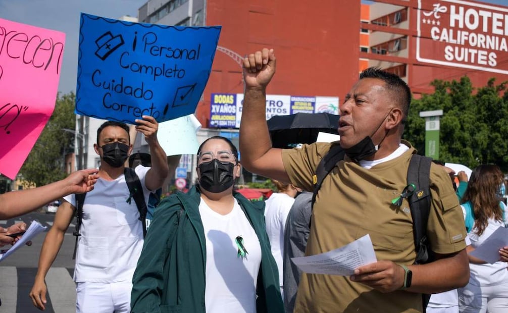Enfermeros bloquean el paso de autos en la esquina de Av. Cuauhtémoc y Dr. Ignacio Morones Prieto, afuera del Centro Médico Siglo XXI (31/08/2026). Foto: Santiago Cadena/ EL UNIVERSAL