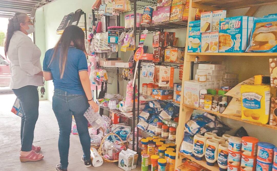 Tras quedarse sin empleo, Julián Escamilla empezó a vender productos de Estados Unidos para poder mantener a su familia. Foto: SANDRA TOVAR. EL UNIVERSAL
