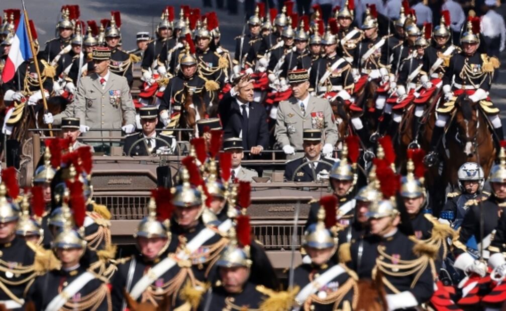 Francia celebra su fiesta nacional entre advertencias por verano y otoño "muy duros"