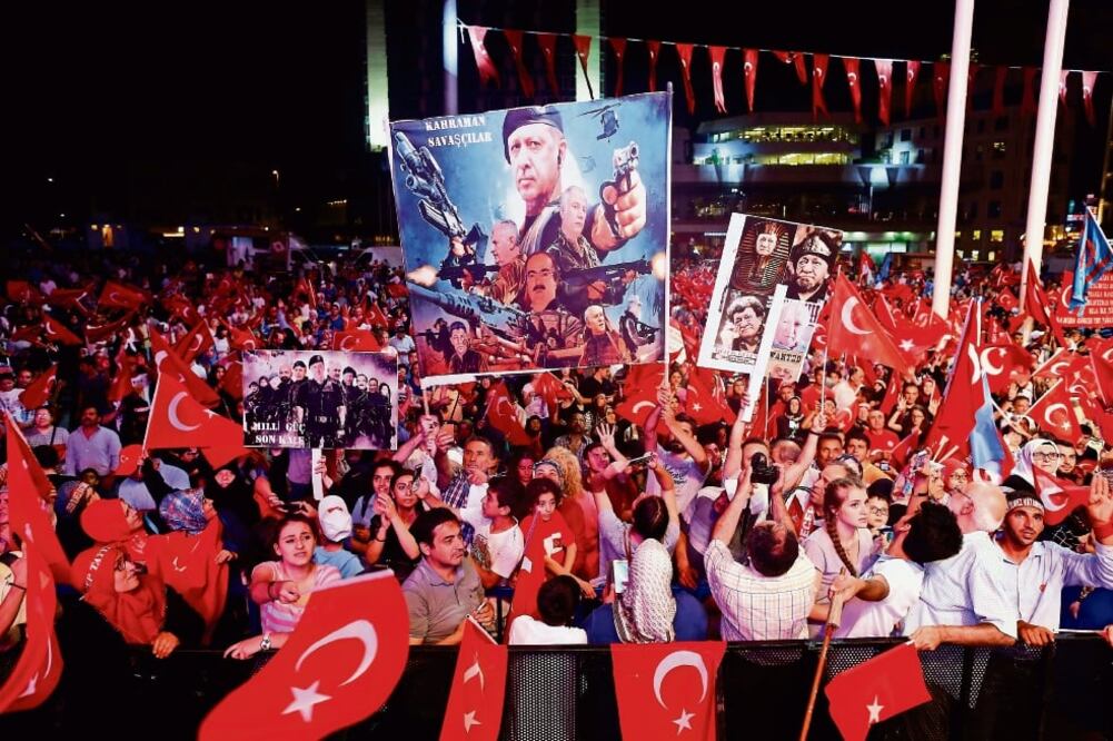 Simpatizantes del presidente turco Recep Tayyip Erdogan ondean banderas nacionales mientras lo escuchan en la Plaza Taksim de Estambul, en esta foto del pasado 10 de agosto (ARCHIVO. REUTERS)