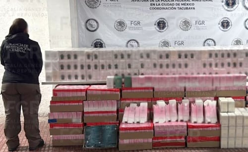 Aseguran más de dos mil perfumes falsos de marcas conocidas en la CDMX; catean comercio tras denuncia