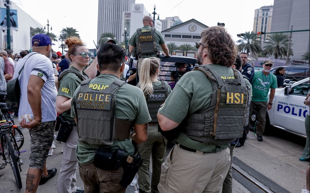 Policías vigilan el desarrollo del Desfile del Super Bowl en el que participan miles de personas este sábado 8 de febrero de 2025. Foto: EFE