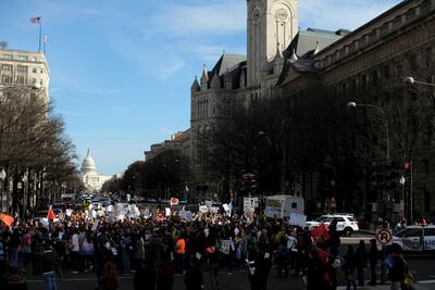 Comunidad LGBT protesta contra el gobierno de EU frente al Hotel Trump