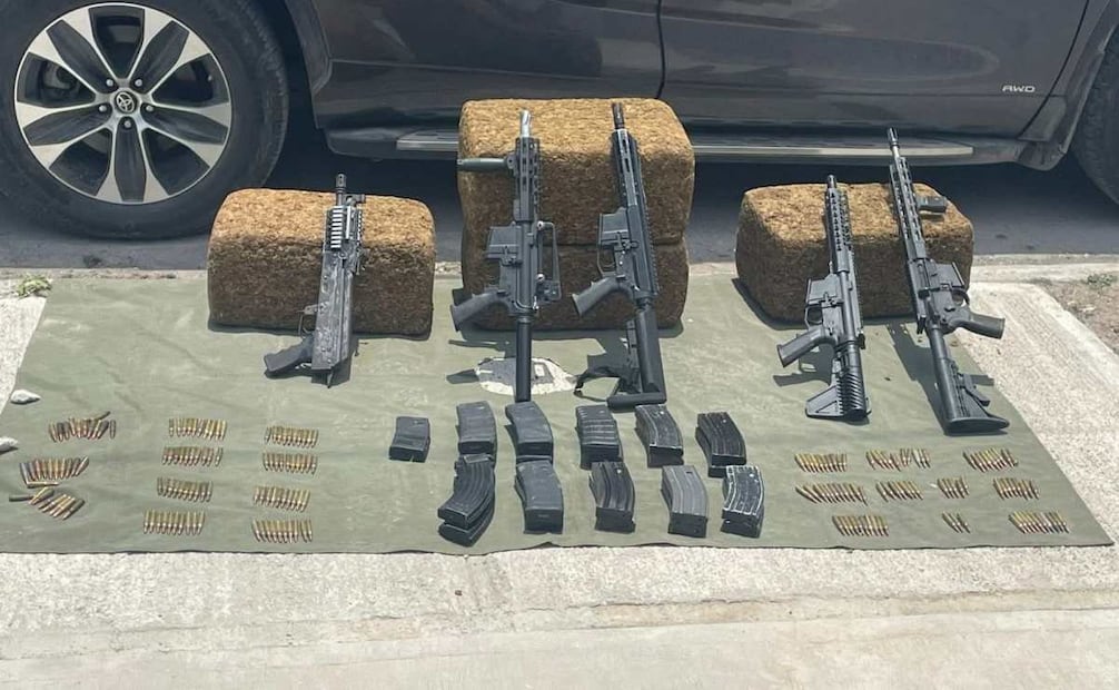 Elementos del Ejercito y la Policía Estatal decomisaron armas largas y paquetes de mariguana. Foto: Especial.