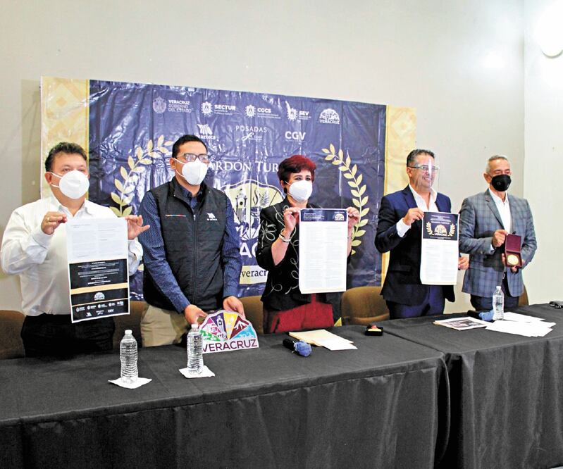 Autoridades en la presentación de la convocatoria, la cual premiará a los veracruzanos que proyectan la riqueza cultural del estado. Foto: ALICIA PEREDA. EL UNIVERSAL