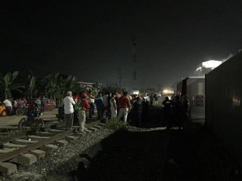 Vuelca tráiler cargado de azúcar y lo saquean