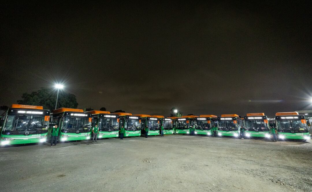 Samuel García lanza nueva ruta de transporte en Juárez; entregan 30 camiones para reforzar movilidad y calidad del aire. Foto: Especial