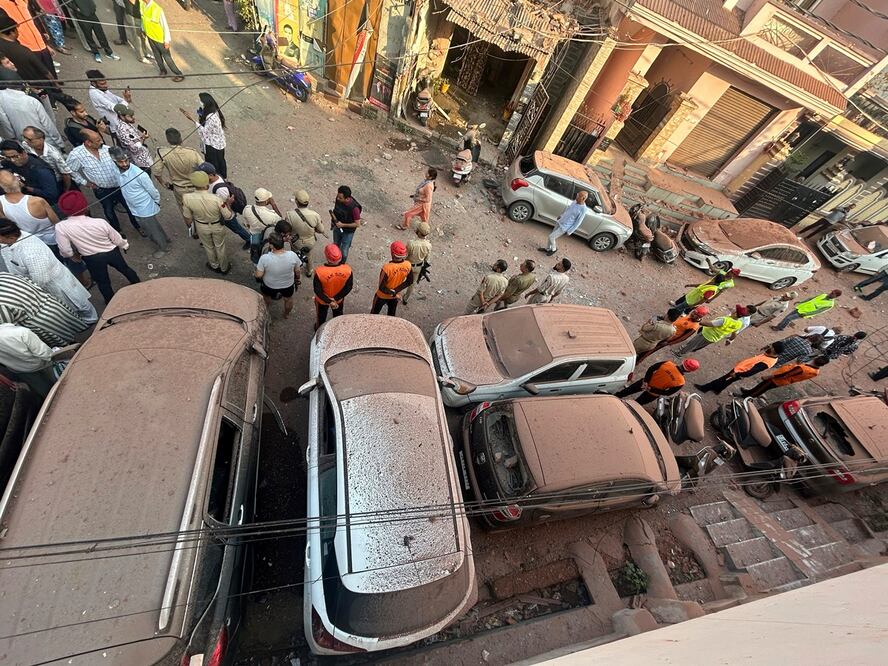 Rescatistas y personal de seguridad inspeccionan un edificio residencial dañado por un ataque con drones paquistaníes en Jammu, India. Foto: AP