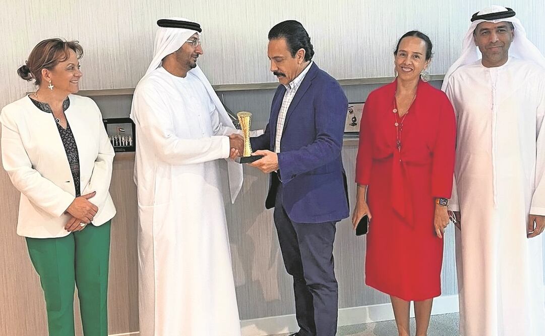 El gobernador Omar Fayad recibió el galardón del viceministro de Economía de Emiratos Árabes Unidos, Abdullah Al Saleh. Foto: ESPECIAL