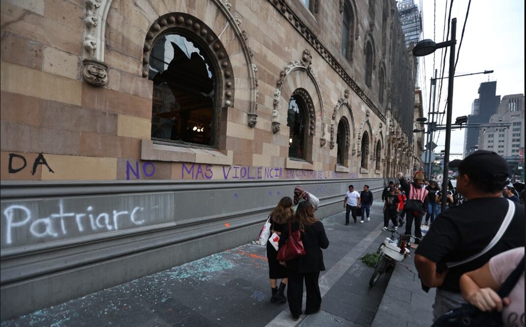 Feministas cerraron Eje Central y causaron destrozos en Palacio Postal y Bellas Artes, tras riña con comerciantes ambulantes en la Alameda Central, en la Ciudad de México, el 30 de mayo de 2025. Foto: Francisco Rodríguez/EL UNIVERSAL