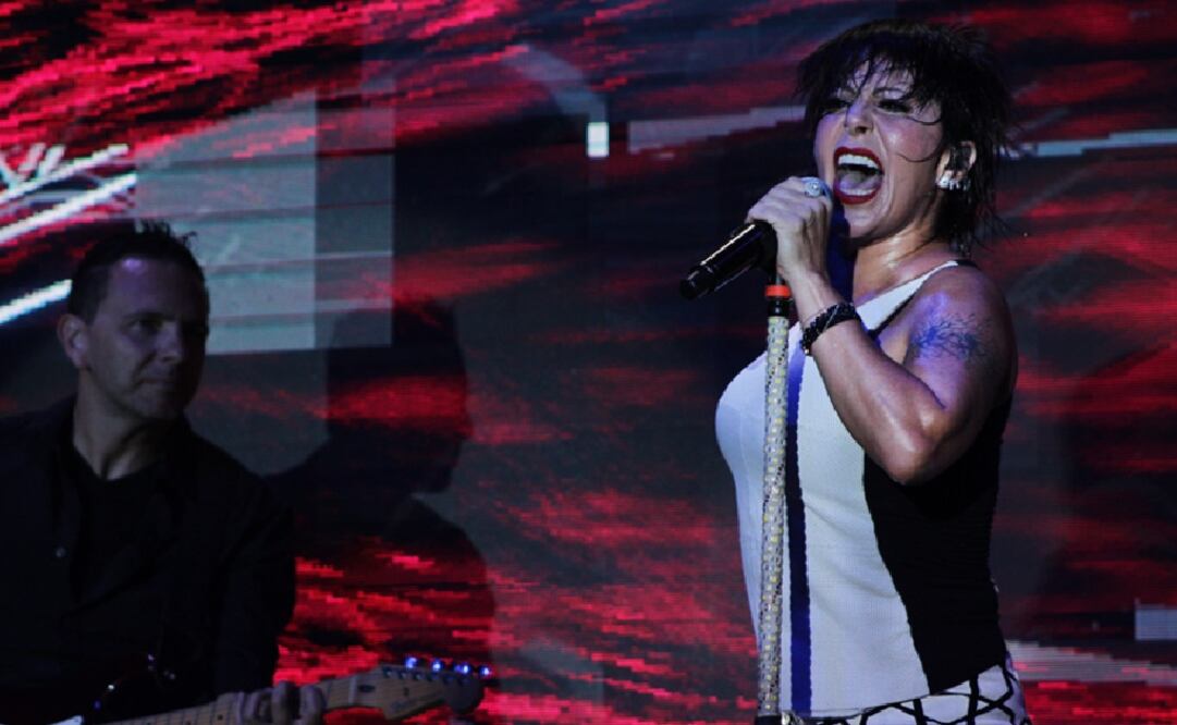 En la presentación de la cantante estuvo presente su madre, Silvia Pinal, para quien pidió un aplauso. (FOTO: Eduardo Magaña / EL UNIVERSAL)