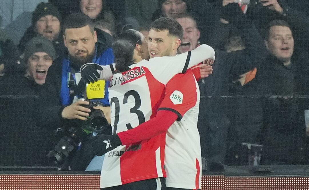 Santiago Giménez en festejo de gol - Foto: AP