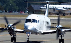 Avión choca contra un auto en aterrizaje de emergencia en Canadá; reportan un muerto