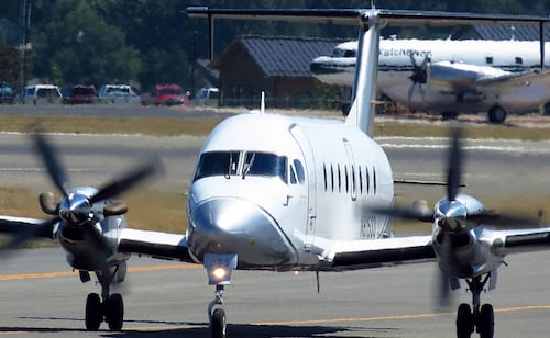 Avión choca contra un auto en aterrizaje de emergencia en Canadá; reportan un muerto