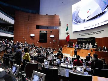 Senadores guardan un minuto de silencio en memoria de periodistas asesinados en México