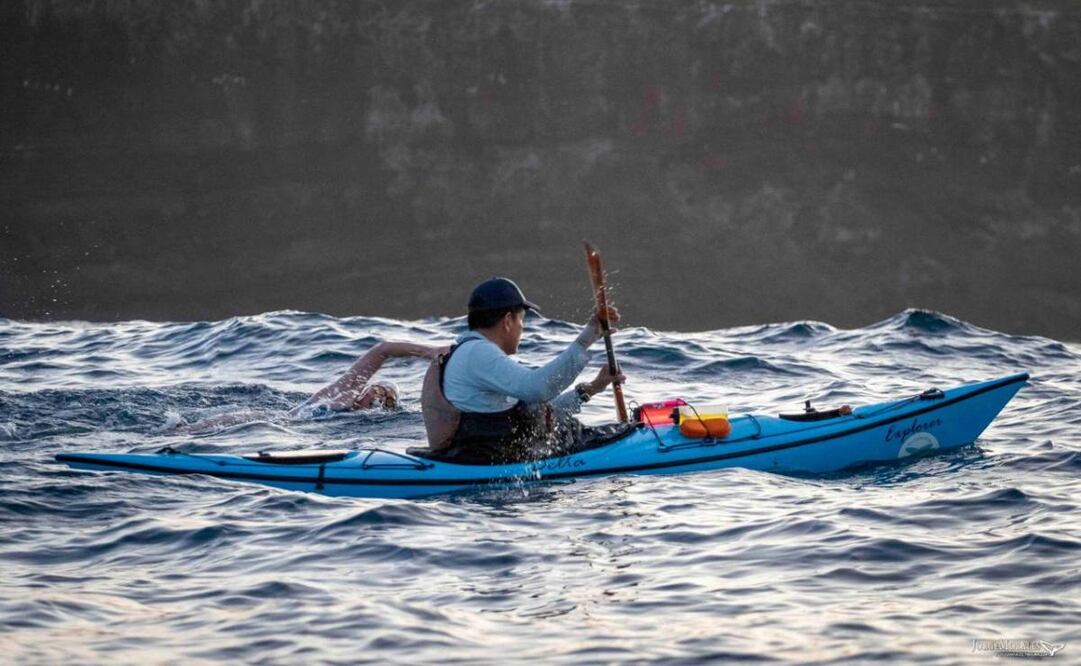 La atleta mexicana Stephanie Montero nadará 43 kilómetros en Nayarit para concientizar sobre la conservación de las ballenas. Foto: Conanp