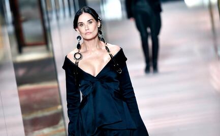 Demi Moore "estrena" rostro" en desfile de moda