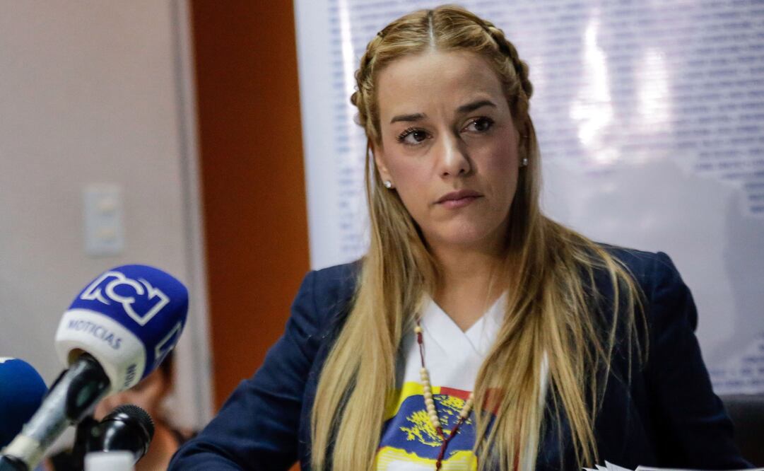 Lilian Tintori, esposa del líder opositor Leopoldo López, participa durante una conferencia de prensa en Caracas, Venezuela, el 29 de agosto de 2017. (Xinhua)