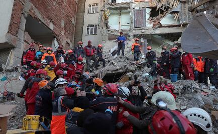 Rescatan a mujer de entre escombros luego de 17 horas tras sismo de 6.8 en Turquía