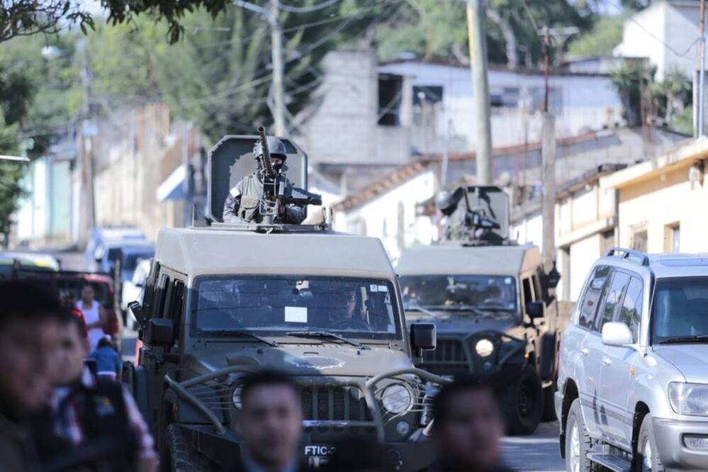 Patrullas policiales de Guatemala fuertemente armadas recorren un poblado guatemalteco durante un operativo de combate al crimen organizado y a las maras o pandillas. (Ministerio de Gobernación de Guatemala)