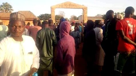 Más de 300 estudiantes desaparecidos tras ataque armado a escuela en Nigeria