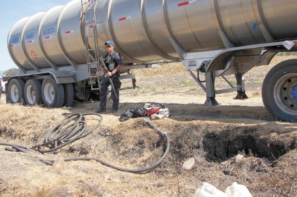 os militares están implicados en el caso de robo de hidrocarburos por el que se libró una orden de aprehensión contra el general Eduardo León Trauwitz. Foto: Archivo El Universal 