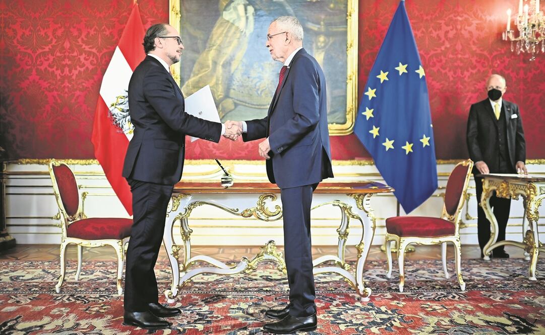 Alexander Schallenberg, nuevo canciller de Austria, da la mano al presidente Alexander Van der Bellen, en la ceremonia en Hofburg. Foto: Christian Bruna. EFE