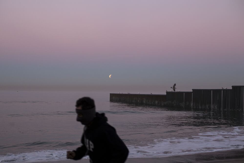 Un joven con trastorno mental fue hallado muerto, un día después de que se viralizara un video en el que admitía que minutos antes, había arrojado al mar a otro hombre, desde el malecón de Playas de Tijuana. (Foto: AFP)