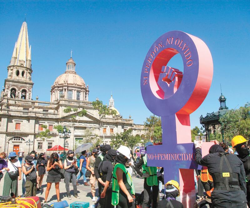 En Guadalajara, integrantes de colectivas feministas colocaron una antimonumenta en la Plaza de Armas para clamar justicia para las mujeres que han sido asesinadas en la entidad. CARLOS ZEPEDA. EL UNIVERSAL