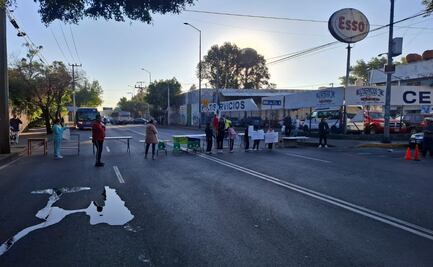 Padres de familia bloquean calzada México-Tacuba; exigen frenar el desalojo de escuela primaria