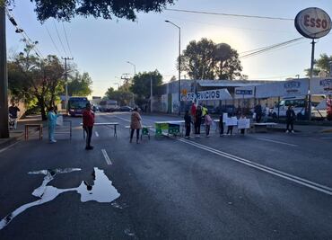 Padres de familia bloquean calzada México-Tacuba; exigen frenar el desalojo de escuela primaria