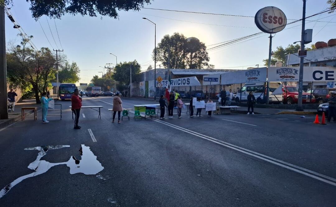 Padres de familia bloquean calzada México-Tacuba; exigen frenar el desalojo de escuela primaria. Foto: Especial