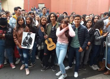 A ritmo de "La chona", fans de Shawn Mendes le llevan serenata