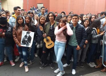A ritmo de "La chona", fans de Shawn Mendes le llevan serenata