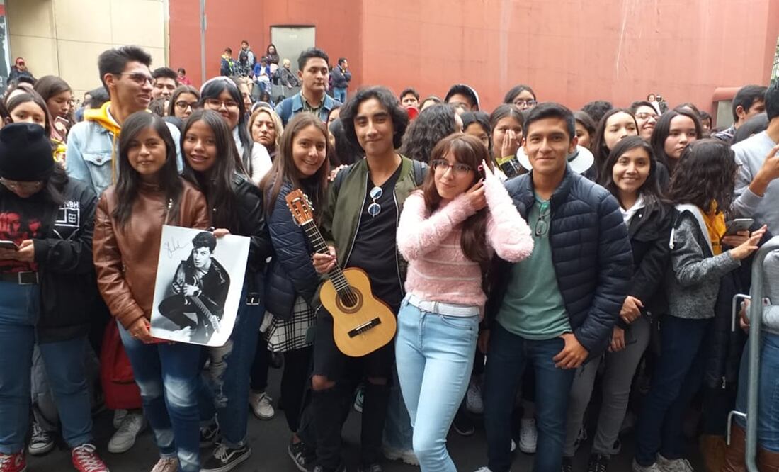 Fans de Shawn Mendes se dieron cita en el hotel donde se encuentra el canadiense y le dedicaron algunas canciones. Foto: Elizabeth Escobar