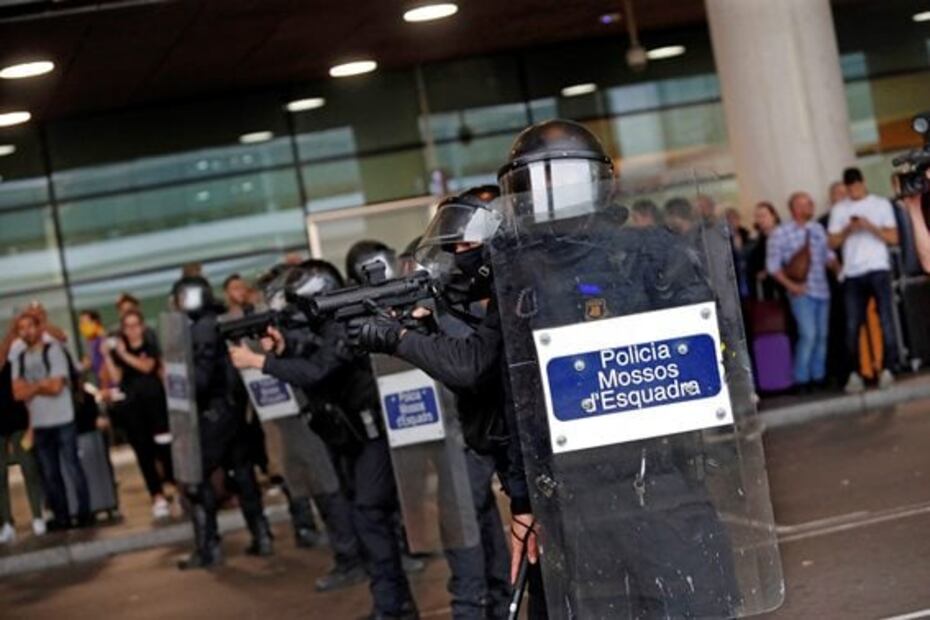 Las imágenes de las protestas independentistas en el aeropuerto de Barcelona