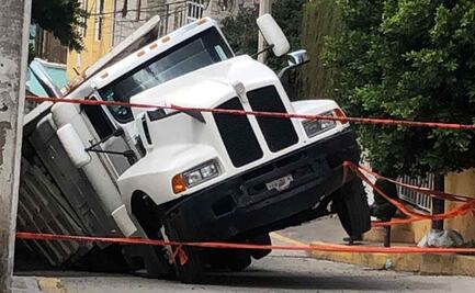 Se abren socavones en colonia Nápoles e Iztapalapa; vehículos caen en ellos