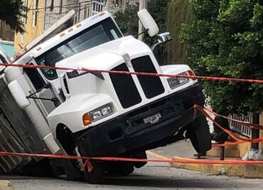 Se abren socavones en colonia Nápoles e Iztapalapa; vehículos caen en ellos