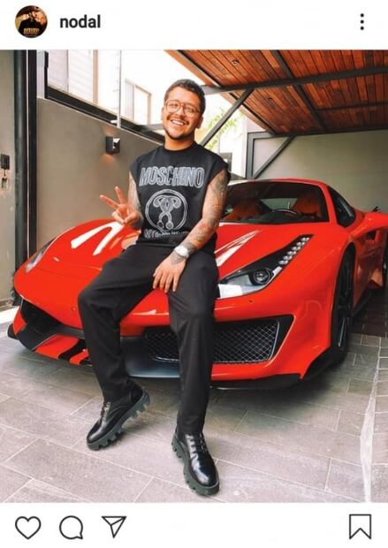 Christian Nodal posa junto a Ferrari de 7 millones de pesos