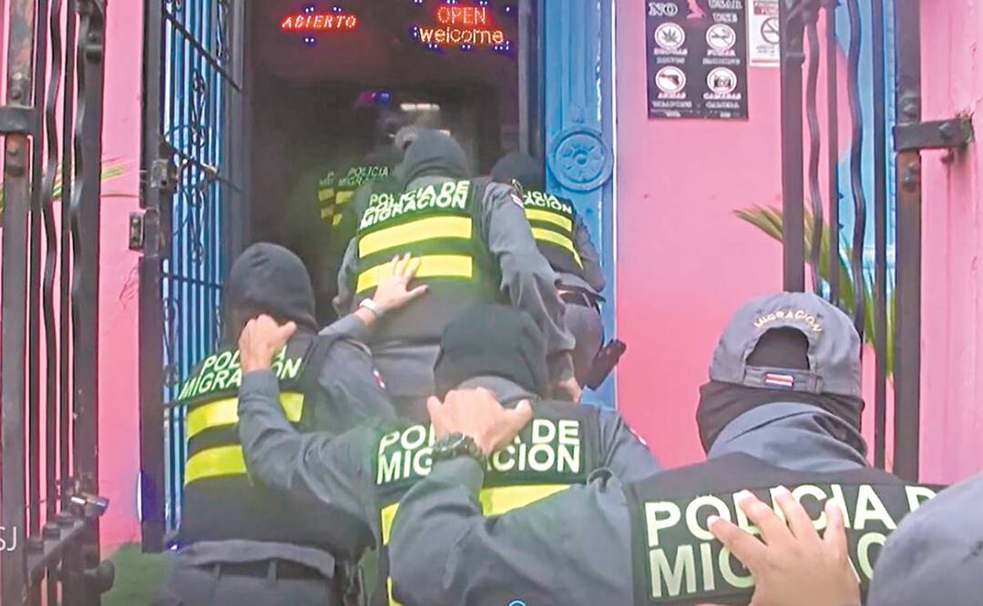 Policías migratorios de Costa Rica allanaron el pasado jueves un prostíbulo en la capital costarricense para desart icular una red de trata de personas con fines de explotación sexual comercial. Foto: CORTESÍA MIGRACIÓN DE COSTA RICA