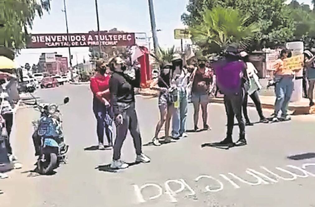 La protesta contra la violencia hacia las mujeres inició desde las 11:00 horas en las letras del municipio de Tultepec. Foto: Especial 